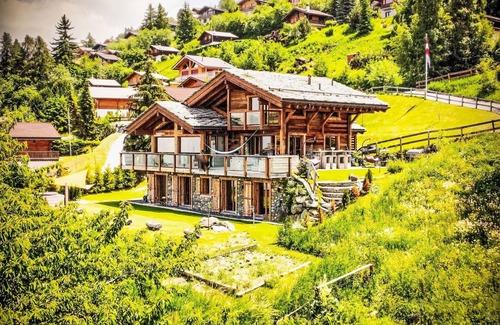 Saint-Pierre-de-Clages Casa | Wonderful private villa for 8 guests with WIFI, hot tub, TV, terrace, pets allowed and parking
