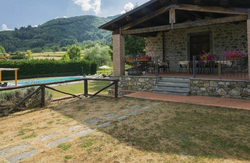 Camporgiano Villa | Preciosa casa de vacaciones privada con WIFI, piscina privada, TV, mascotas permitida, aparcamiento