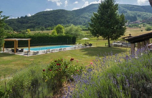 Camporgiano Villa | Preciosa casa de vacaciones privada con WIFI, piscina privada, TV, mascotas permitida, aparcamiento