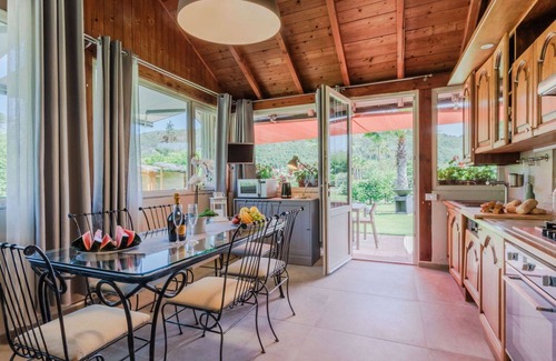 Rio Villa | Estupenda casa de vacaciones privada con WIFI, A/C, piscina privada, TV, patio y mascotas permitida