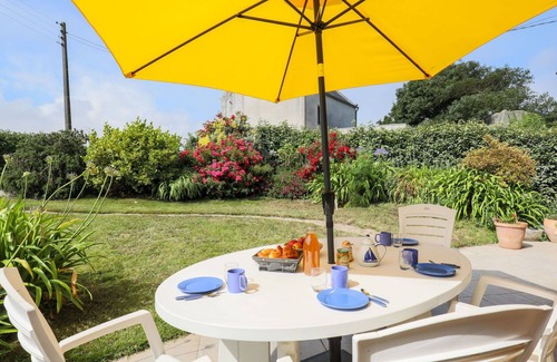 Cleder Casa | Estupenda casa de vacaciones privada para 4 personas con TV, terraza y aparcamiento