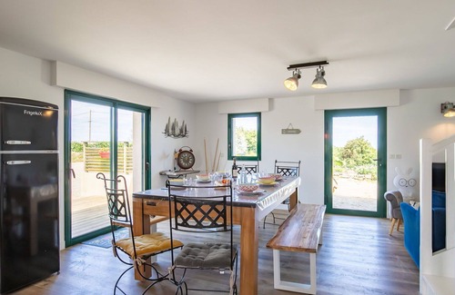 Guimaec Casa | Maravillosa casa de vacaciones privada con WIFI, piscina privada, TV, terraza y mascotas permitida