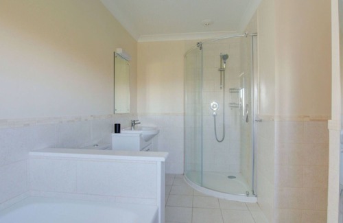 Constantine Bay Casa | Estupenda casa de vacaciones privada con WIFI, TV, patio, mascotas permitida y aparcamiento