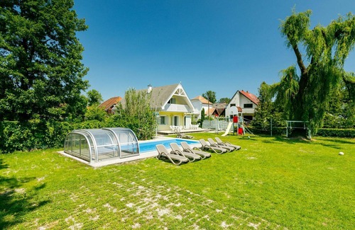 Balatonkeresztur Casa | Preciosa casa de vacaciones privada con A/C, WIFI, piscina privada, TV, terraza y aparcamiento