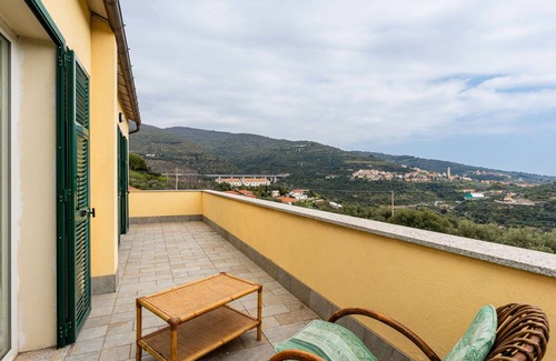 Castellaro Casa | Casa de vacaciones privada con WIFI, terraza, mascotas permitida, vista panorámica, aparcamiento