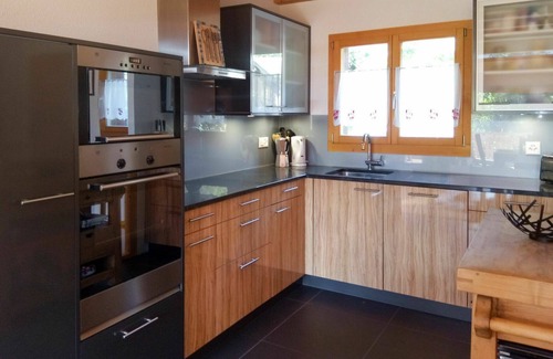 Leytron Casa | Preciosa casa de vacaciones privada para 8 personas con WIFI, TV, terraza y aparcamiento