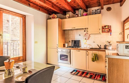 Carlazzo Casa | Preciosa casa de vacaciones privada con WIFI, TV, balcón, mascotas permitida y aparcamiento