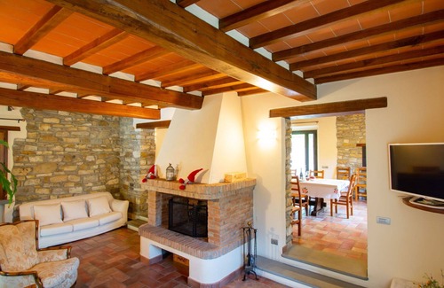 Dicomano Villa | Casa de vacaciones privada con piscina privada, A/C, WIFI, jacuzzi, TV, balcón, aparcamiento