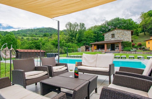 Dicomano Villa | Casa de vacaciones privada con piscina privada, A/C, WIFI, jacuzzi, TV, balcón, aparcamiento