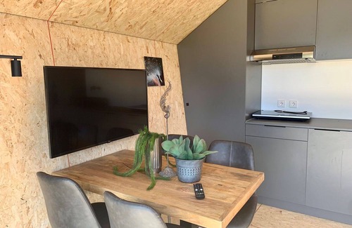 Nunspeet Casa | Maravillosa casa de vacaciones privada para 4 personas con WIFI, piscina, TV, terraza y aparcamiento