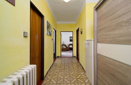 Neurazy Casa | Maravillosa casa de vacaciones privada con piscina privada, jacuzzi, WIFI, TV, terraza