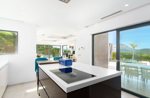 Cansalades Villa | Maravillosa casa de vacaciones privada con A/C, piscina privada, WIFI, jacuzzi, TV, patio