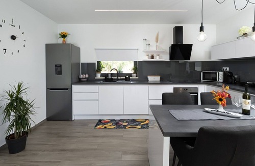 Diminici Casa | Estupenda casa de vacaciones privada para 4 personas con WIFI, piscina privada, A/C, TV y terraza