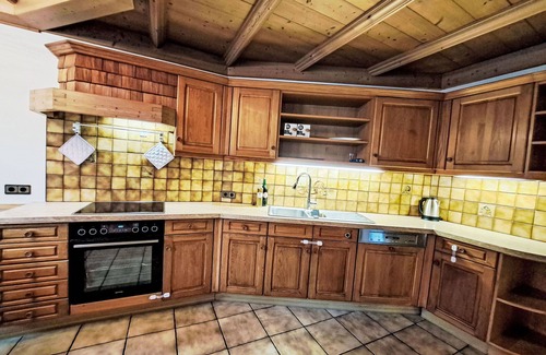 Woergl Casa | Preciosa casa de vacaciones privada con WIFI, jacuzzi, piscina privada, TV, terraza y aparcamiento