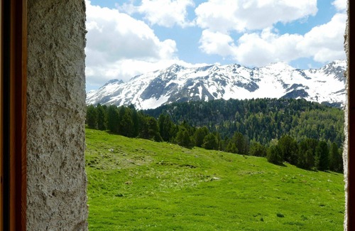 Blenio Casa | Preciosa casa de vacaciones privada con mascotas permitida, vista panorámica y aparcamiento