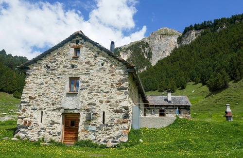 Blenio Casa | Preciosa casa de vacaciones privada con mascotas permitida, vista panorámica y aparcamiento