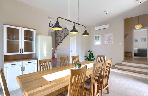 Nova Vas Casa | Preciosa casa de vacaciones privada para 12 personas con piscina privada, WIFI, A/C, TV y terraza