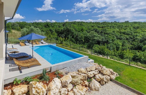 Nova Vas Casa | Preciosa casa de vacaciones privada para 12 personas con piscina privada, WIFI, A/C, TV y terraza