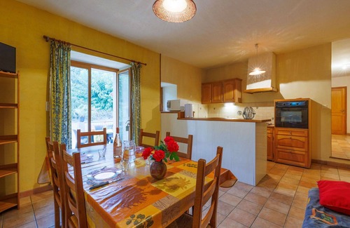 Barjac Casa | Casa de vacaciones privada con TV, terraza, mascotas permitida, vista panorámica, aparcamiento