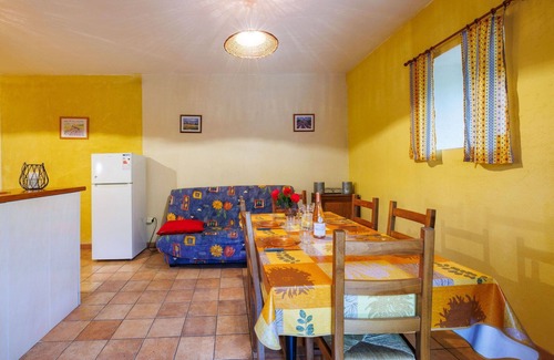 Barjac Casa | Casa de vacaciones privada con TV, terraza, mascotas permitida, vista panorámica, aparcamiento