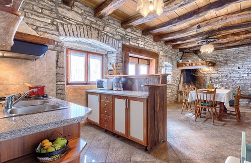 Heki Casa | Maravillosa casa de vacaciones privada para 6 personas con WIFI, TV, terraza y aparcamiento