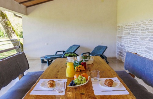 Heki Casa | Maravillosa casa de vacaciones privada para 6 personas con WIFI, TV, terraza y aparcamiento