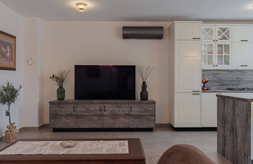 Lovinac Casa | Estupenda casa de vacaciones privada con WIFI, piscina privada, A/C, TV, patio y aparcamiento