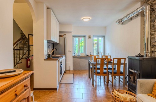 Dervio Casa | Casa de vacaciones privada con WIFI, TV, patio, mascotas permitida, vista panorámica, aparcamiento