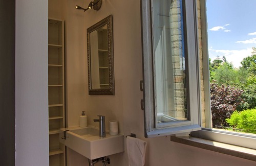 Ostra Villa | Casa de vacaciones privada con WIFI, piscina privada, A/C, TV, patio, vista panorámica
