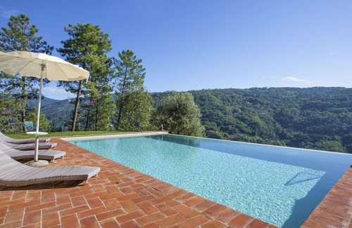 Pescia Villa | Estupenda casa de vacaciones privada con WIFI, jacuzzi, piscina privada, TV, patio, aparcamiento