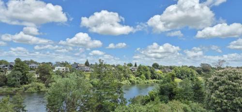 Hamilton Casa | Wonderful River View - Sunset Deck Retreat