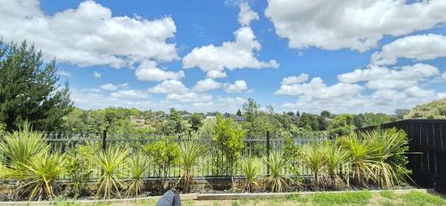 Hamilton Casa | Wonderful River View - Sunset Deck Retreat