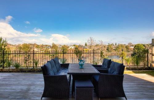 Hamilton Casa | Wonderful River View - Sunset Deck Retreat