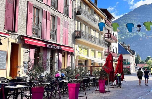 Le Bourg-d'Oisans Casa | Impresionante casa de pueblo amigable para ciclistas de cuatro pisos en Bourg d'Oisans, capacidad para 10