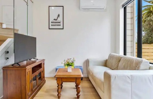Mangere Casa | Wonderful Three Bedroom with Garage!