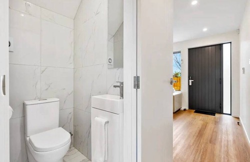 Mangere Casa | Wonderful Three Bedroom with Garage!