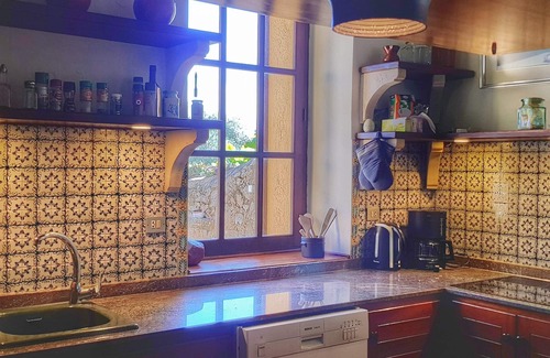 Arta Casa | Tranquilo y grande en el campo con piscina, bosque, WiFi y TV satelital para familias