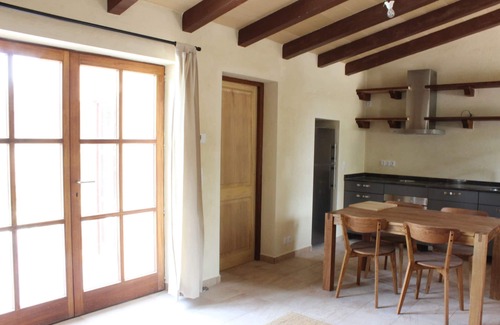Arta Casa | Tranquilo y grande en el campo con piscina, bosque, WiFi y TV satelital para familias