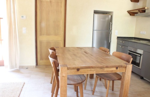 Arta Casa | Tranquilo y grande en el campo con piscina, bosque, WiFi y TV satelital para familias