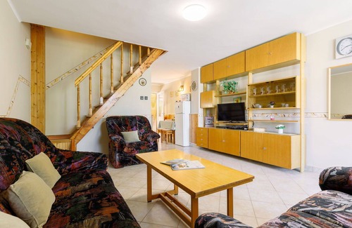 Balatonszarszo Casa | Preciosa casa de vacaciones para 5 personas con TV, patio y aparcamiento