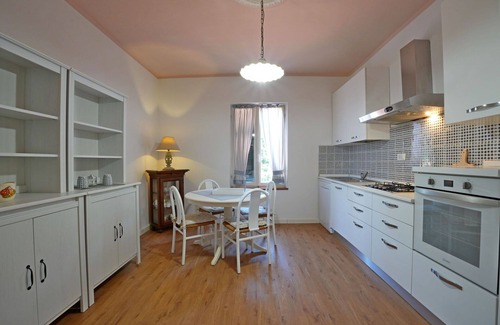 Aulla Villa | Casa de vacaciones con WIFI, A/C, TV, terraza, mascotas permitida, aparcamiento, cerca de La Spezia