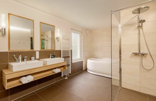 Medebach Casa | Maravillosa casa de vacaciones con piscina, WIFI, jacuzzi, TV, terraza y aparcamiento