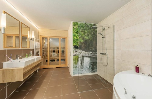 Medebach Casa | Estupenda casa de vacaciones con bañera de hidromasaje, piscina, WIFI, TV, terraza y aparcamiento