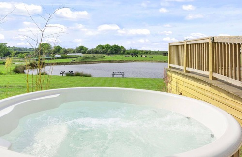 Hertford Casa | Estupenda casa de vacaciones para 6 personas con jacuzzi, TV, terraza y mascotas permitida