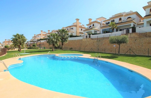 Polop Casa | Maravillosa casa de vacaciones con WIFI, piscina, A/C, TV, patio, vista panorámica y aparcamiento