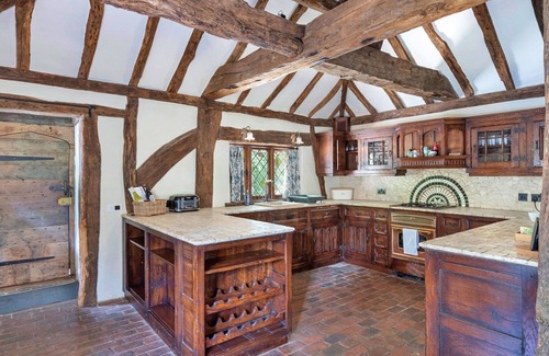 Crawley Down Casa | Wonderful villa for 6 guests with WIFI, hot tub, TV and parking