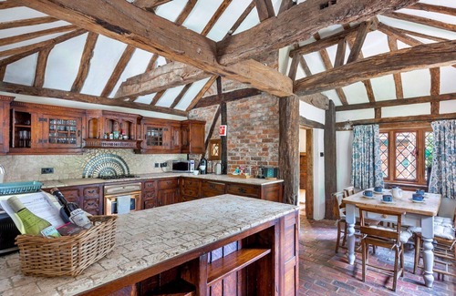 Crawley Down Casa | Wonderful villa for 6 guests with WIFI, hot tub, TV and parking