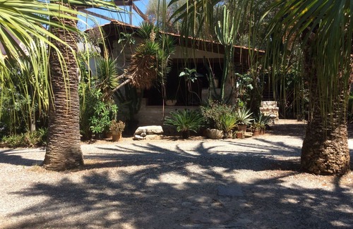 San Nicolo Villa | Maravillosa villa rodeada de exuberante vegetación tranquilamente ubicada cerca de la playa