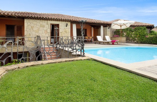 Capo Coda Cavallo Villa | Maravillosa villa con piscina y gran jardín privado cerca de la playa.