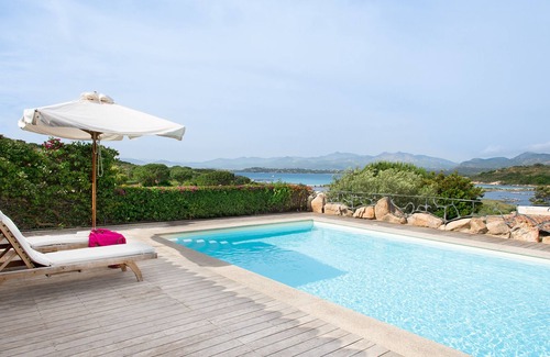 Capo Coda Cavallo Villa | Maravillosa villa con piscina y gran jardín privado cerca de la playa.